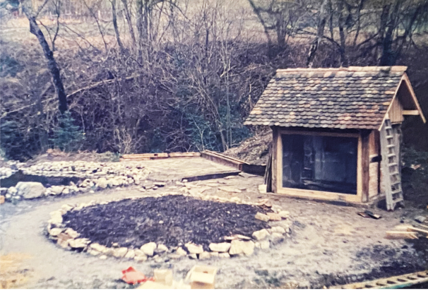 Eine kleine Hütte am Rande des Baches