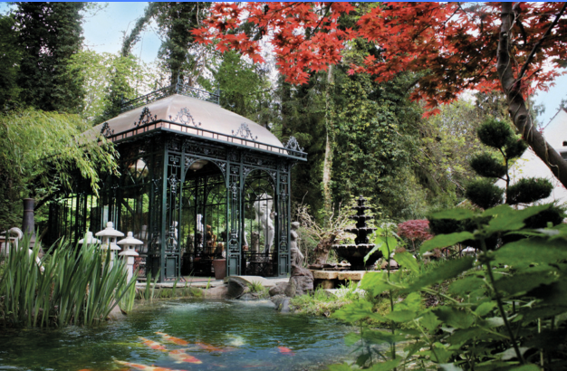 Ein Prunkvoller Pavillon mit Teich