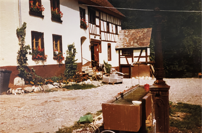 Die Familie lebt im Wohnhaus auf dem Hof